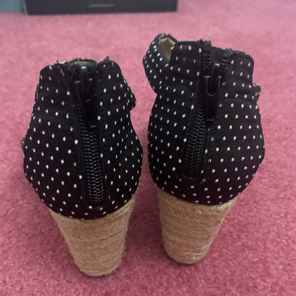 Ellen Tracy Polka-dot, Open-toed Platform Sandal -- Size 7.5 - Picture 3 of 4